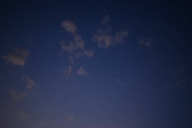 Koyu mavi gökyüzü beyaz bulutlu