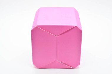 beyaz arkaplanda pembe karton kutu, tasarım paketi