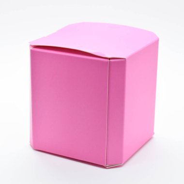 beyaz arkaplanda pembe karton kutu, tasarım paketi