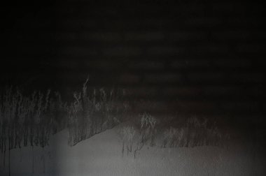 Kirli siyah duvar yangından, inşaat endüstrisinden yanmış.