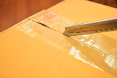 paper box with sharp knife, packaging industry