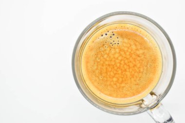 Sıcak siyah kahve beyaz masa arkasına konur.