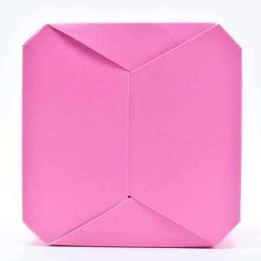 beyaz arkaplanda pembe karton kutu, tasarım paketi