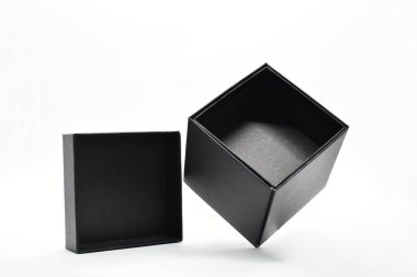 Beyaz arka planda siyah karton kutu, ambalaj endüstrisi