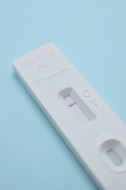 Mavi arkaplanda covid test kiti