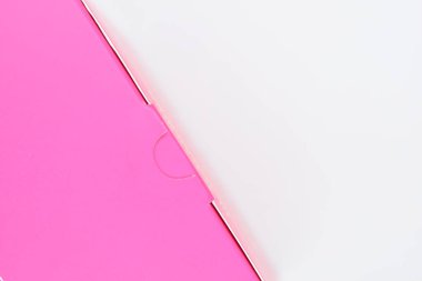 beyaz arkaplanda pembe karton kutu, tasarım paketi