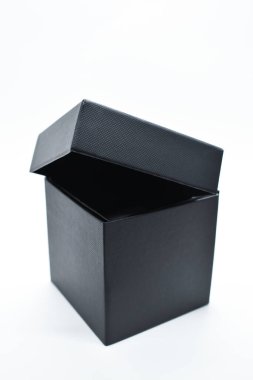 Beyaz arka planda siyah karton kutu, ambalaj endüstrisi