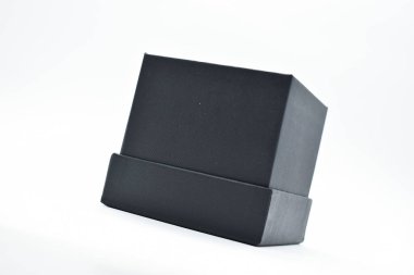 Beyaz arka planda siyah karton kutu, ambalaj endüstrisi