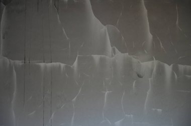 Kirli siyah duvar yangından, inşaat endüstrisinden yanmış.