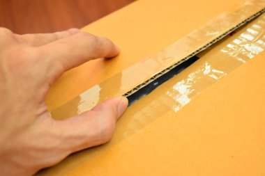 İnsan açık kahverengi karton kutu ambalajı, teslimat endüstrisi