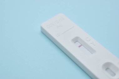 Mavi arkaplanda covid test kiti