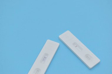 Mavi arkaplanda covid test kiti