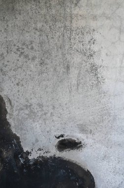 Kara kirli duvar yangından yanmış, inşaat endüstrisinden.