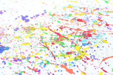 beyaz kağıt üzerinde su rengi sıçraması, renkli sanat tasarımı