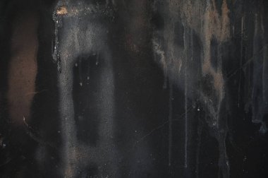 Kara kirli duvar yangından yanmış, inşaat endüstrisinden.