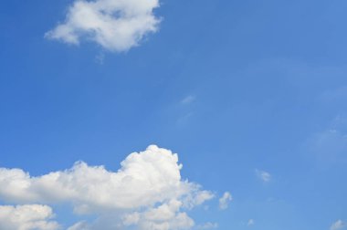 Mavi gökyüzünde beyaz bulut, doğal arkaplan