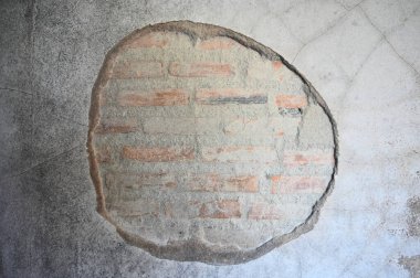 Kirli siyah duvar yangından, inşaat endüstrisinden yanmış.