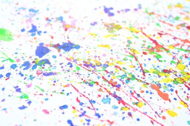 beyaz kağıt üzerinde su rengi sıçraması, renkli sanat tasarımı