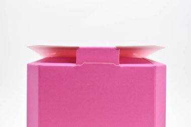 beyaz arkaplanda pembe karton kutu, tasarım paketi