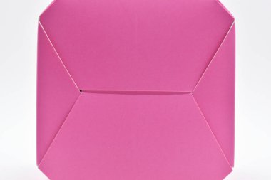 beyaz arkaplanda pembe karton kutu, tasarım paketi
