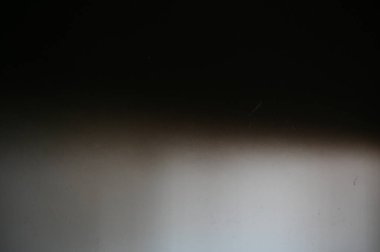 Kara kirli duvar yangından yanmış, inşaat endüstrisinden.