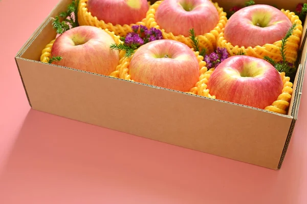 Beautiful Apple Box Pink Backgrond Healthy Fruit — Zdjęcie stockowe