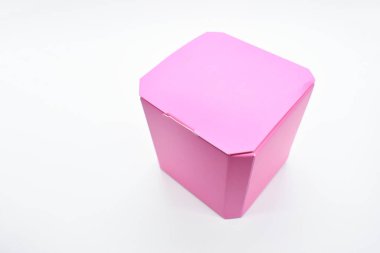 beyaz arkaplanda pembe karton kutu, tasarım paketi