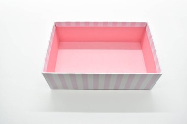 Güzel pembe kutuyu beyaz arkaplanda aç, tasarım için paket