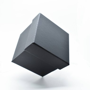 Beyaz arka planda siyah karton kutu, ambalaj endüstrisi