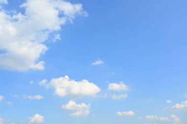 Mavi gökyüzünde beyaz bulut, doğal arkaplan