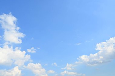 Mavi gökyüzünde beyaz bulut, doğal arkaplan