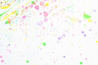 beyaz kağıt üzerinde su rengi sıçraması, renkli sanat tasarımı