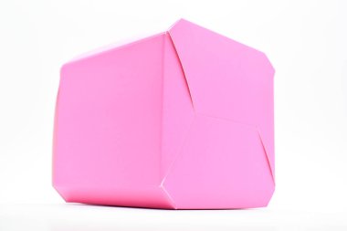 beyaz arkaplanda pembe karton kutu, tasarım paketi