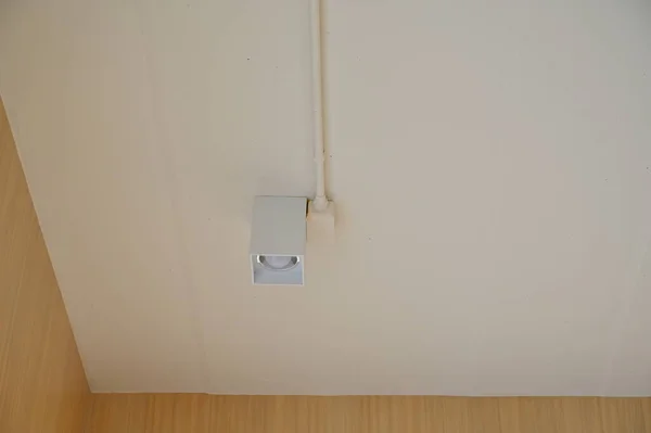 部屋の白い天井の電気照明インテリアデザイン建設業界 — ストック写真