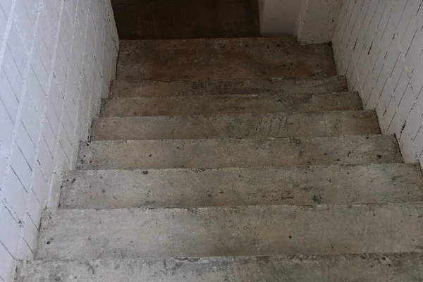 肮脏的灰色水泥楼梯和白色砖墙纹理背景 通往地下房间 室内建筑行业 — 图库照片