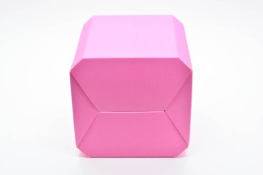 beyaz arkaplanda pembe karton kutu, tasarım paketi