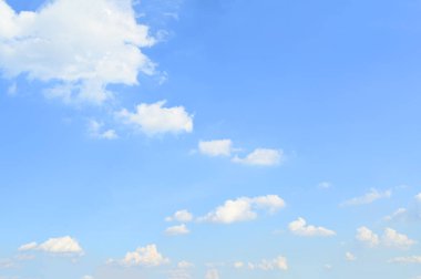 Mavi gökyüzünde beyaz bulut, doğal arkaplan