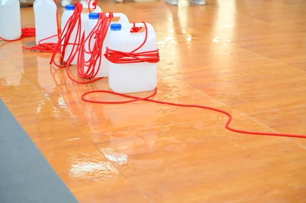 Plastik Putih Galon Dengan Tali Merah Digunakan Untuk Membantu Orang — Stok Foto