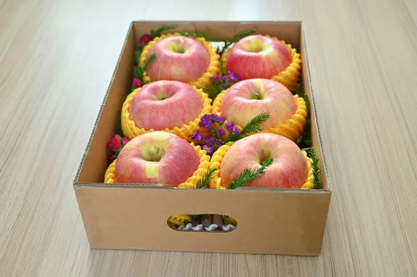 Beautiful Pink Apple Box Wood Floor Healthy Fruit — Zdjęcie stockowe