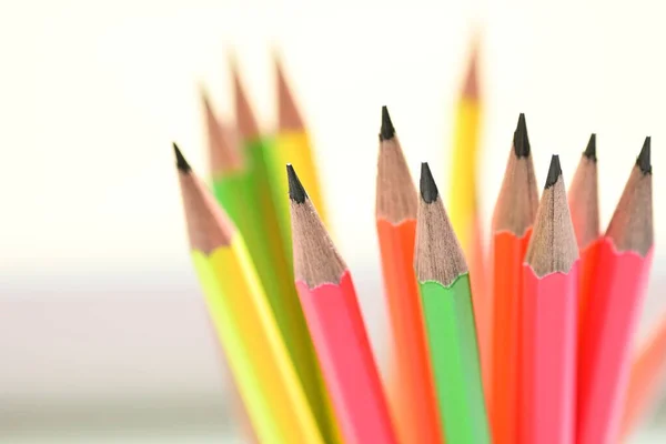 Grupa Kolorowych Ostrych Drewnianych Ołówków Białym Tle — Zdjęcie stockowe