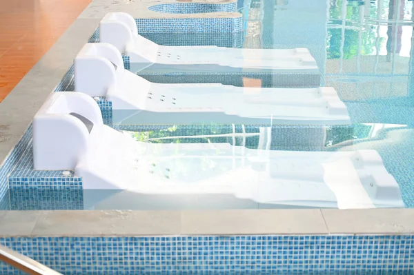 Mavi Yüzme Havuzunda Hidroterapi Hidromasaj Sağlık Sektörü — Stok fotoğraf