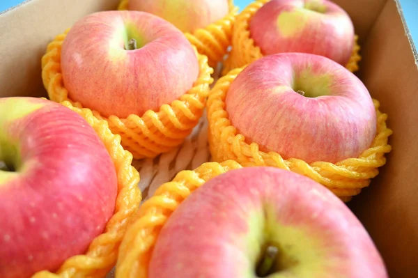 Close Pink Apple Yellow Wrap Bubble Healthy Food Box — Stockfoto