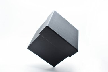 Beyaz arka planda siyah karton kutu, ambalaj endüstrisi