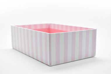 güzel pembe karton kutuyu beyaz arkaplanda aç, tasarım için paket