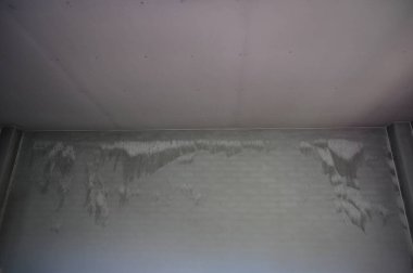 Ev yangından yanmış, siyah kirli duvar.