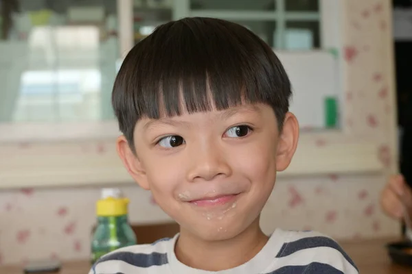 汚い口を持つ汚い少年面白い幸せな子供の肖像画おいしい食べ物 — ストック写真