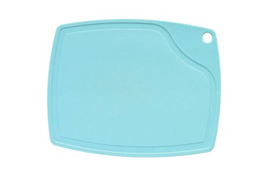 Beyaz arka planda izole edilmiş mavi plastik kesim tahtası, mutfakta yemek pişirmek için ekipman.