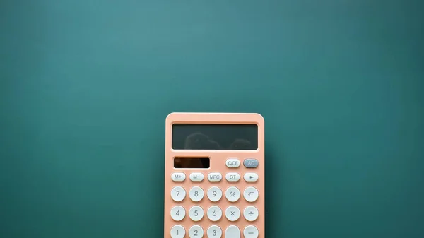 Moderner Pfirsichfarbener Pastell Taschenrechner Und Weiße Taste Auf Grünem Hintergrund — Stockfoto