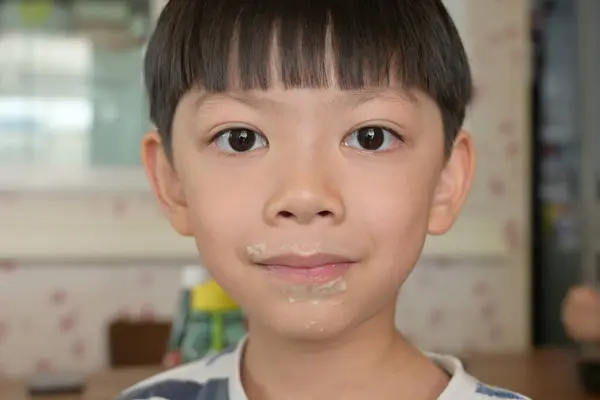 汚い口を持つ汚い少年面白い幸せな子供の肖像画おいしい食べ物 — ストック写真