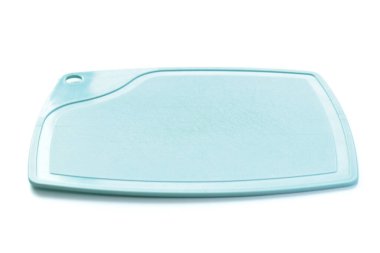 Beyaz arka planda izole edilmiş mavi plastik kesim tahtası, mutfakta yemek pişirmek için ekipman.